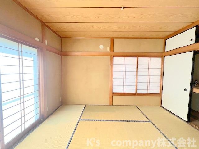 ■平塚市南金目　中古戸建の和室|和室6帖◇和室の大きな窓には電動シャッターが備わっています◇