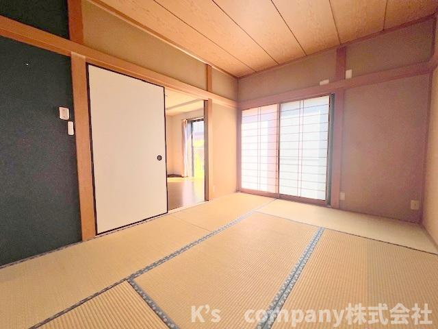 ■平塚市南金目　中古戸建の和室|和室の引き戸を開けてお使いいただくとリビングとのつながりを感じられリビングが広く感じられます♪