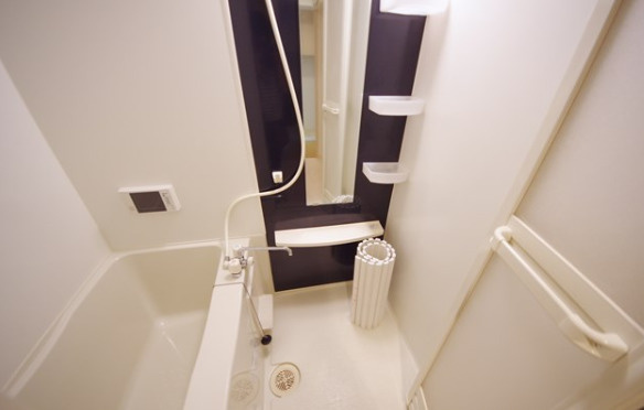 カスティーロ白山の浴室|清潔感のあるバスルーム※同タイプ別室参考写真です。