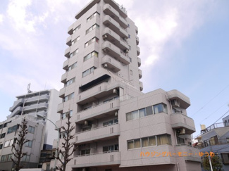 【外観】 | 管理が行き届いた綺麗な外観。住む人を映し出す洗練された佇まいは、いつまでも輝き続けながらいつしか街の風景に溶け込んでいきます。