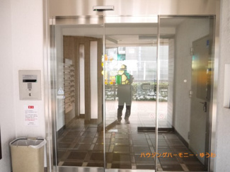 【その他共用部分】 | 重厚感溢れるエントランスは、マンションの優雅さを示す特徴でもあります。