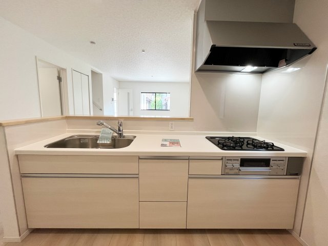 入間市高倉新築戸建てのキッチン|白を基調としたシンプルで清潔感のあるキッチン！リビングと一体感もあるオープンキッチンで、家族とのコミュニケーションも自然と生まれます♪