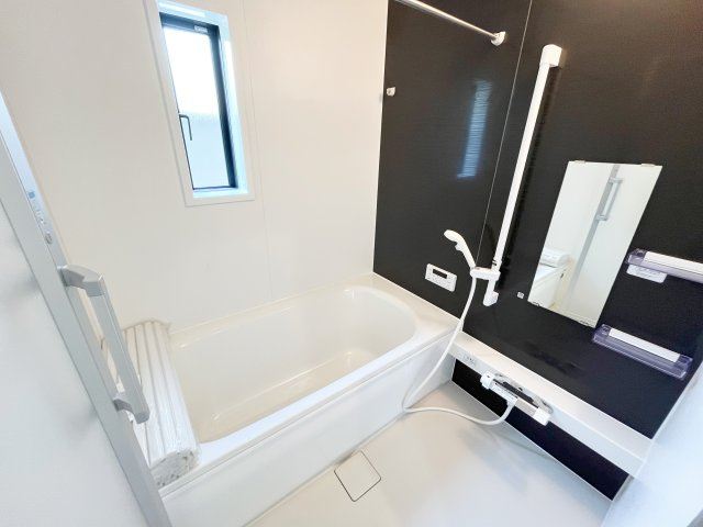 入間市高倉新築戸建ての浴室|明るく清潔感と落ち着きを兼ね備えたバスルームで、一日の疲れを心地よく癒せます♪