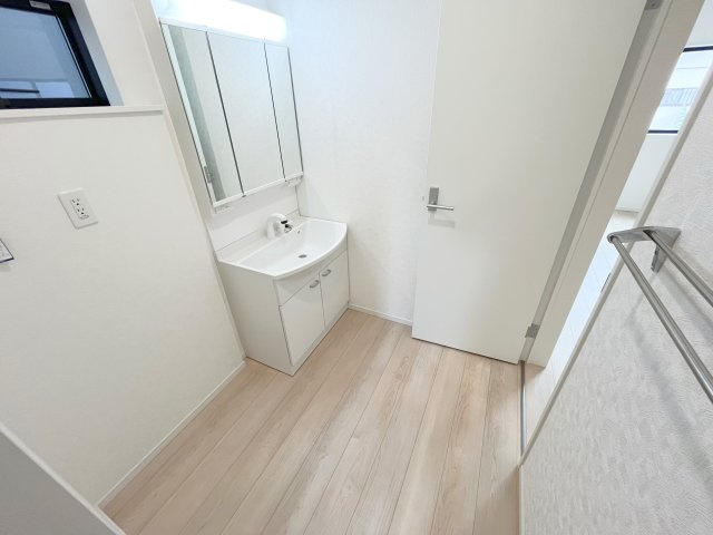 入間市高倉新築戸建ての洗面所|白を基調とした洗面所です！明るく清潔感のある空間です♪