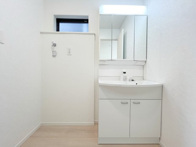 入間市高倉新築戸建ての独立洗面台|シャワー水栓×三面鏡を備えた使い勝手の良い洗面台となっています♪