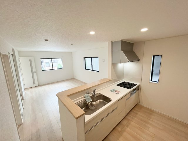 入間市高倉新築戸建ての居間・リビング|16帖のリビング！たっぷりの日差しが入り込むデザインです♪