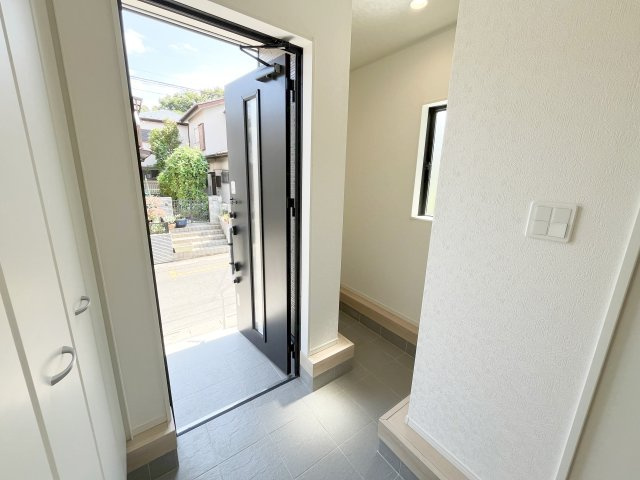 入間市高倉新築戸建ての玄関|玄関の左右に収納を備えており、靴や日用品～ベビーカーやゴルフバックなどを収納可能で、動線がスッキリ整います♪