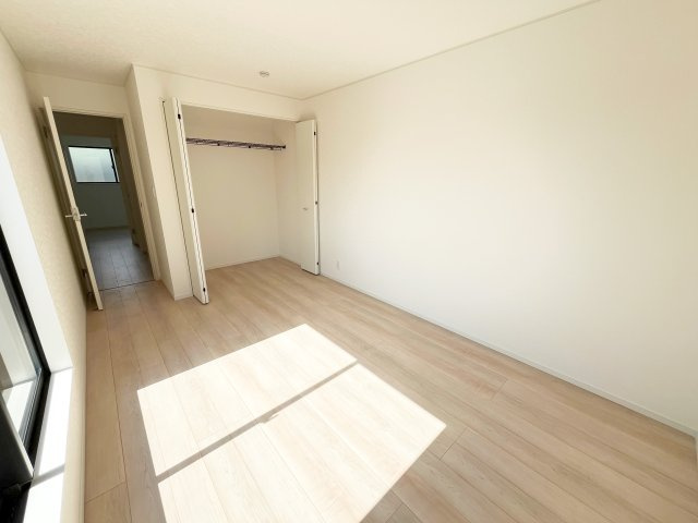 入間市高倉新築戸建ての洋室|7.25帖の洋室です！クローゼット完備で季節物からお洋服までたっぷり収納できます♪バルコニーに面しているので日当たり◎