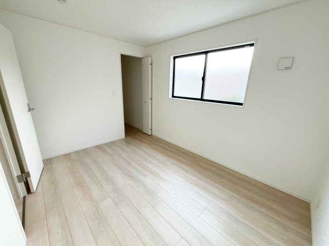 入間市高倉新築戸建ての洋室|6帖の洋室です！1.5帖のウォークインクローゼットにはキャリーバックなども収納できます♪