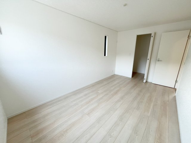 入間市高倉新築戸建ての洋室|ゆとりのある7.5帖の洋室です！主寝室としても使いやすく、1.5帖のウォークインクローゼット完備♪
