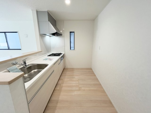 入間市高倉新築戸建てのキッチン|キッチンは冷蔵庫や収納棚を置いてもお料理がしやすいスペースが確保されています♪