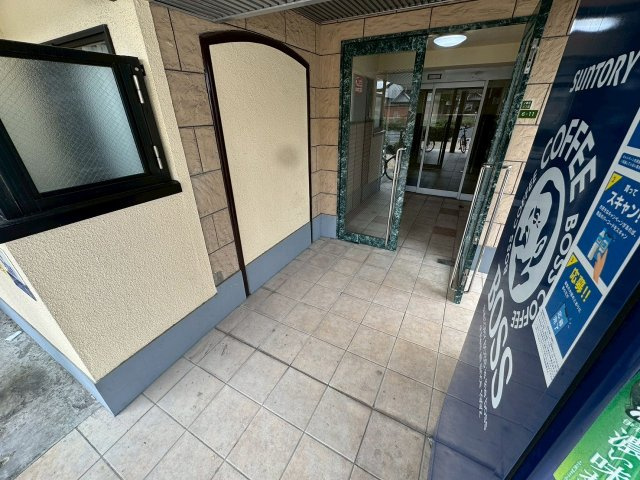 シャルル上新庄のエントランス