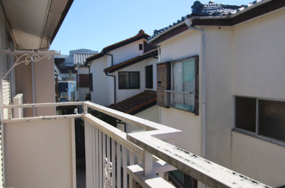 タウニィ・岩沢のバルコニー|前は詰まってはいますが陽当りは確保。南向きなのでお部屋までお