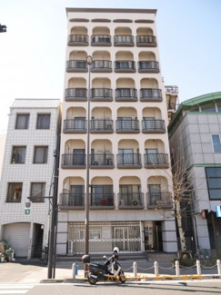 【外観】 | 耐震補強工事実施済み！陽光浴びる外観がシンプルな外観をより際立たせ、人々の記憶に存在感を植え付けます。