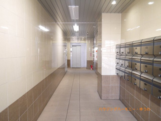 【その他共用部分】 | 清潔感と歓迎感があるエントランスホールとなります。