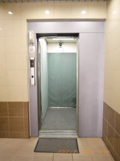【その他共用部分】 | 階段移動の手間を省く現代の必需設備です。