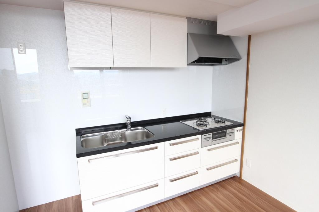 アルカディア八木のキッチン|収納豊富なキッチン　3口ガスコンロ、グリルなど設備も充実しております