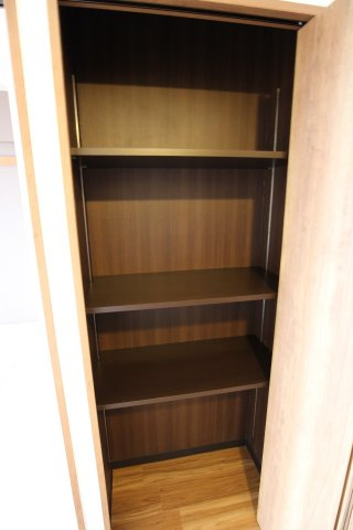 アルカディア八木の収納|廊下には便利な物入あり