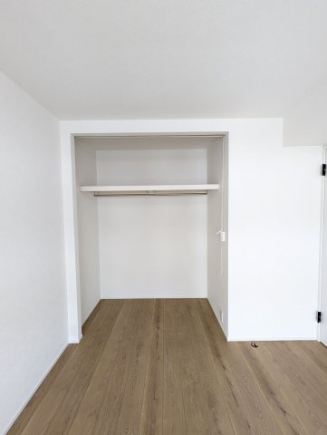 【収納】 | コープ野村香椎駅東 B棟 | 収納はオープンクローゼット。ロールスクリーンをつければしっかり目隠しになります