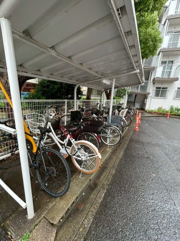 【駐輪場】 | コープ野村香椎駅東 B棟 | 屋根付きが嬉しい駐輪場は充分なスペースがあります