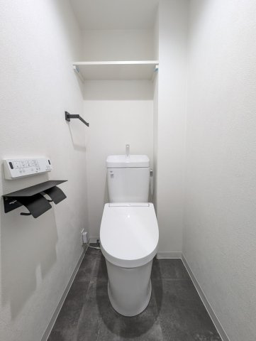 【トイレ】 | コープ野村香椎駅東 B棟 | 冬は便座も温水も温かく快適なシャワー付トイレ。上部には収納を設置◎