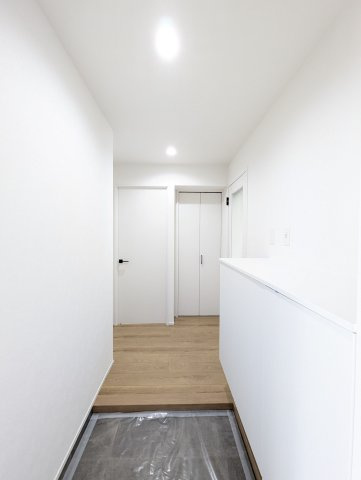 【玄関】 | コープ野村香椎駅東 B棟 | 玄関収納は家族分の靴が収まる十分な収納力で、いつでも片付いた状態をキープできます