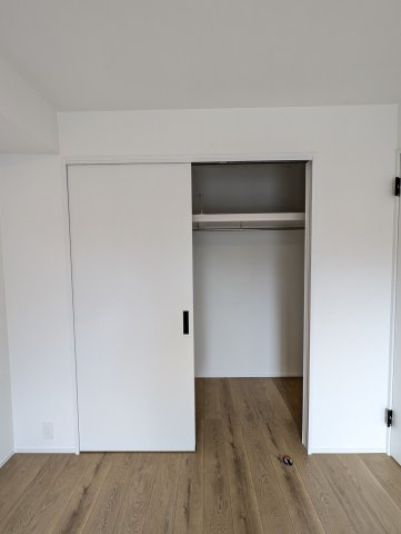 【収納】 | コープ野村香椎駅東 B棟 | 広々とした洋室は収納スペースがたっぷり！どんなお洒落さんでも安心の大容量収納が自慢です