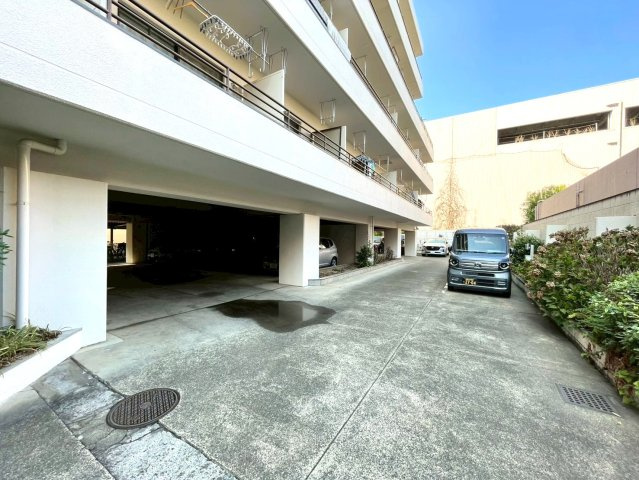 ニューライフ狛江の駐車場|平置き駐車場です♪屋根ありと無しがございます♪