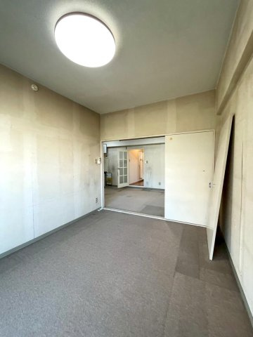 ニューライフ狛江のその他|洋室②、バルコニーからの光があり明るいです♪