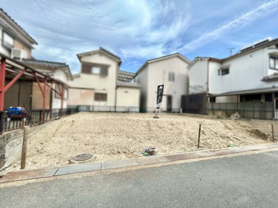 【前面道路含む現地写真】 | 八幡市八幡舞台　土地 | 【参考プラン情報】
2階の洋室は振り分けタイプの間取りでプライバシーを確保できます。5帖のお部屋が2室と6帖のお部屋が1室あり、各お部屋に収納が設けられているのでお部屋を広くお使いいただけます。