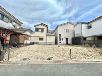 【前面道路含む現地写真】 | 八幡市八幡舞台　土地 | 【参考プラン情報】
6帖の洋室の収納はWICになっており、広さは3帖のスペースです。衣類はもちろん、スーツケースやシーズンオフの衣類や寝具などの収納にも便利です。