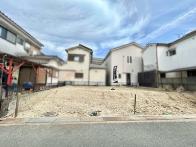 【前面道路含む現地写真】 | 八幡市八幡舞台　土地 | 【参考プラン情報】
6帖の洋室の収納はWICになっており、広さは3帖のスペースです。衣類はもちろん、スーツケースやシーズンオフの衣類や寝具などの収納にも便利です。