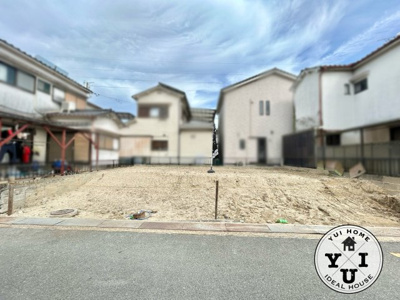 【外観】 | 八幡市八幡舞台　土地 | 敷地約30坪の整形地です。約11.6ｍの広々とした間口で約6.5ｍにゆったりとした前道に面しています。現況更地ですので、スピーディーに建築計画を進められます。