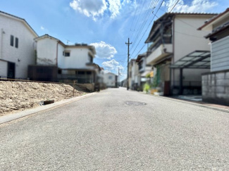 【前面道路含む現地写真】 | 八幡市八幡舞台　土地 | 前面道路は約6.5ｍとゆったりとした広さです。運転が苦手な方もゆとりをもって運転できるので駐車の際も安心です。