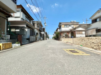 【前面道路含む現地写真】 | 八幡市八幡舞台　土地 | 小学校徒歩5分で通学にも安心の距離です。児童公園も徒歩圏内に点在しています。