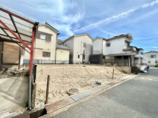 【前面道路含む現地写真】 | 八幡市八幡舞台　土地 | 【参考プラン情報】
LDKは21.5帖の広々とした空間です。リビング階段で自然と家族がリビングに集まり、家族団らんの時間をゆったりとお過ごしいただけます。