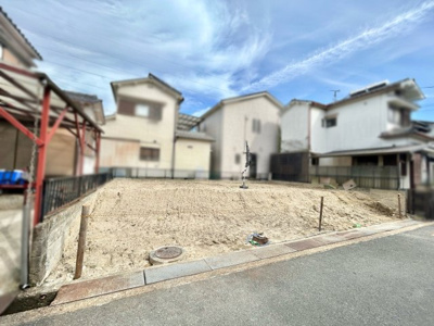 【前面道路含む現地写真】 | 八幡市八幡舞台　土地 | 【参考プラン情報】
キッチンは対面式キッチンでご家族とコミュニケーションを取りながら食事の支度ができます。キチンにパントリーが設けられているので、食材のストックなどに便利です。