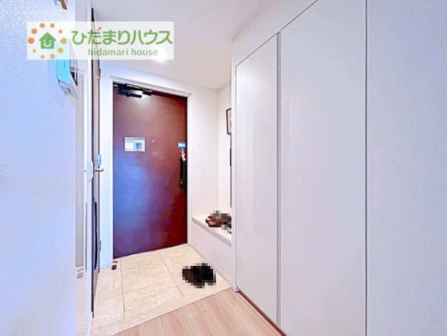 【玄関】 | デュオセーヌつくばみらい | 靴の着脱時に嬉しいベンチ付き！転倒リスクを最小限にお守りします！