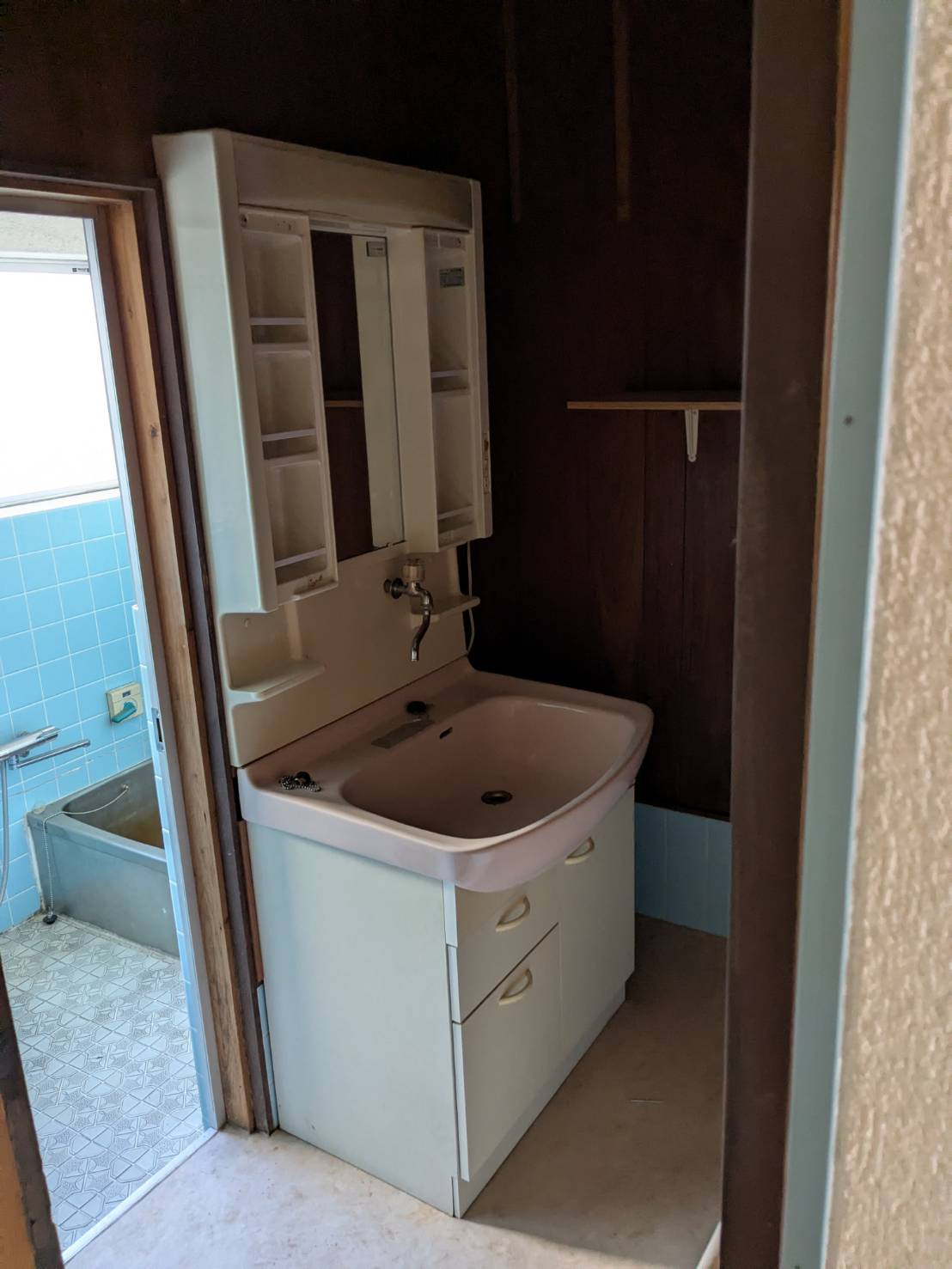 愛媛県新居浜市　一棟アパートの独立洗面台