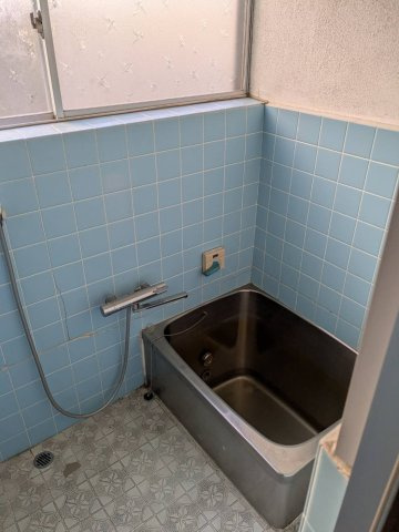 愛媛県新居浜市　一棟アパートの浴室