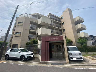 【外観】 | グランドメゾン上野公園 中古マンション | 敷地内駐車場確保可（2025年5月時点）！バス停「谷口」まで徒歩約5分（約400m）！キッチン・トイレ・洗面台新品、クロス張替えの3LDKが月々5万円台から！