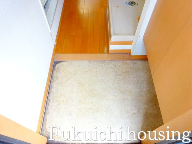 クレセント経堂の玄関