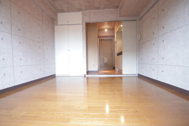 洋室6.8帖ございます。