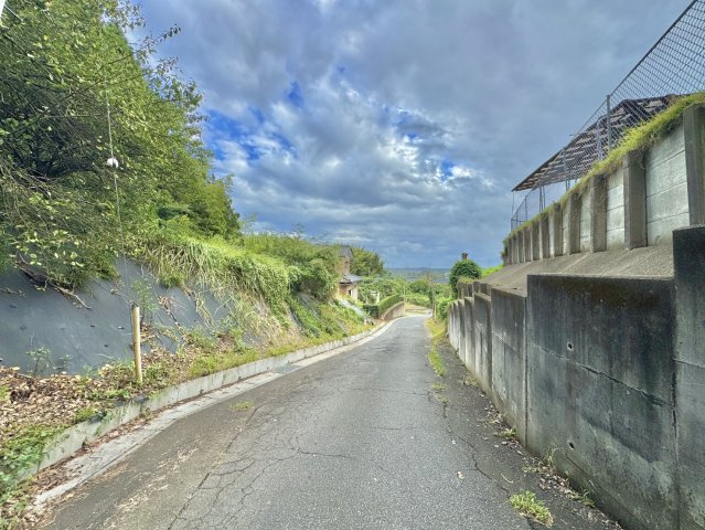 江戸崎甲中古戸建の前面道路含む現地写真