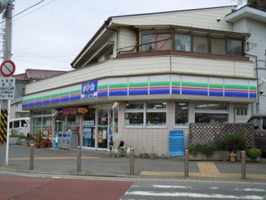 スリーエフ不入斗店まで85m