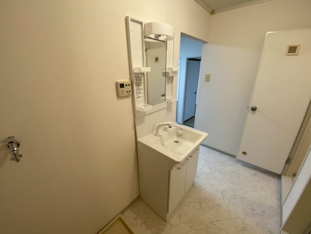 長岡市中貫町１丁目のアパートの独立洗面台