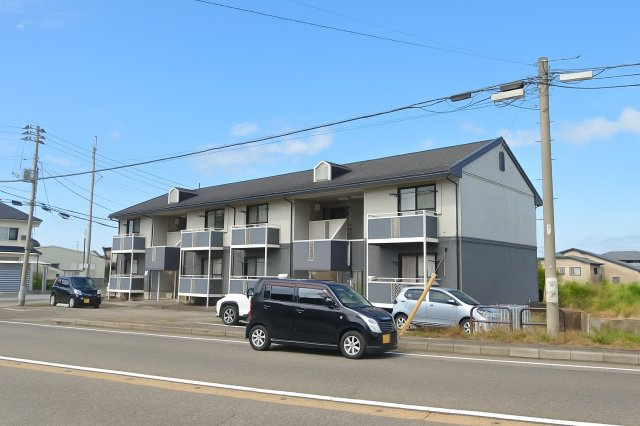 長岡市中貫町１丁目のアパートの外観