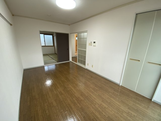 長岡市中貫町１丁目のアパートの洋室