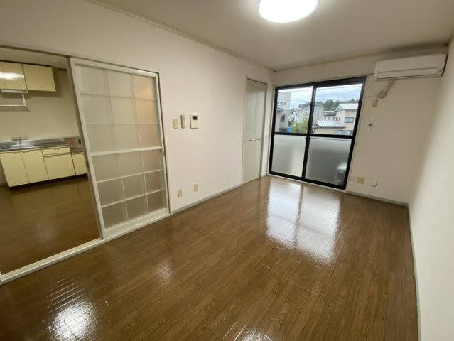 長岡市中貫町１丁目のアパートの洋室