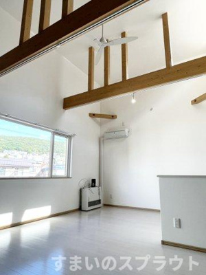 【居間・リビング】 | 南区川沿1-6タウンハウス | 天井高4ｍの開放的な吹抜けリビング